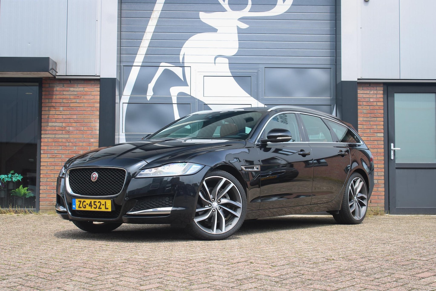 Jaguar XF Sportbrake - 2.0 Portfolio / 20'' / Panorama / Afneembare trekhaak - AutoWereld.nl