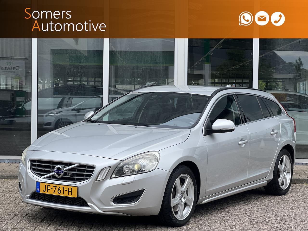 Volvo V60 - 2.0T Momentum | Xenon | Navigatie | Stoelverwarming - AutoWereld.nl