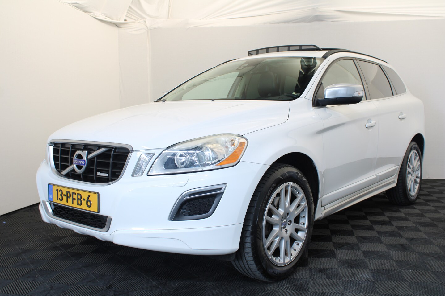 Volvo XC60 - 2.0T R-Design |Pano|Leder| *Pinksteren open* - AutoWereld.nl