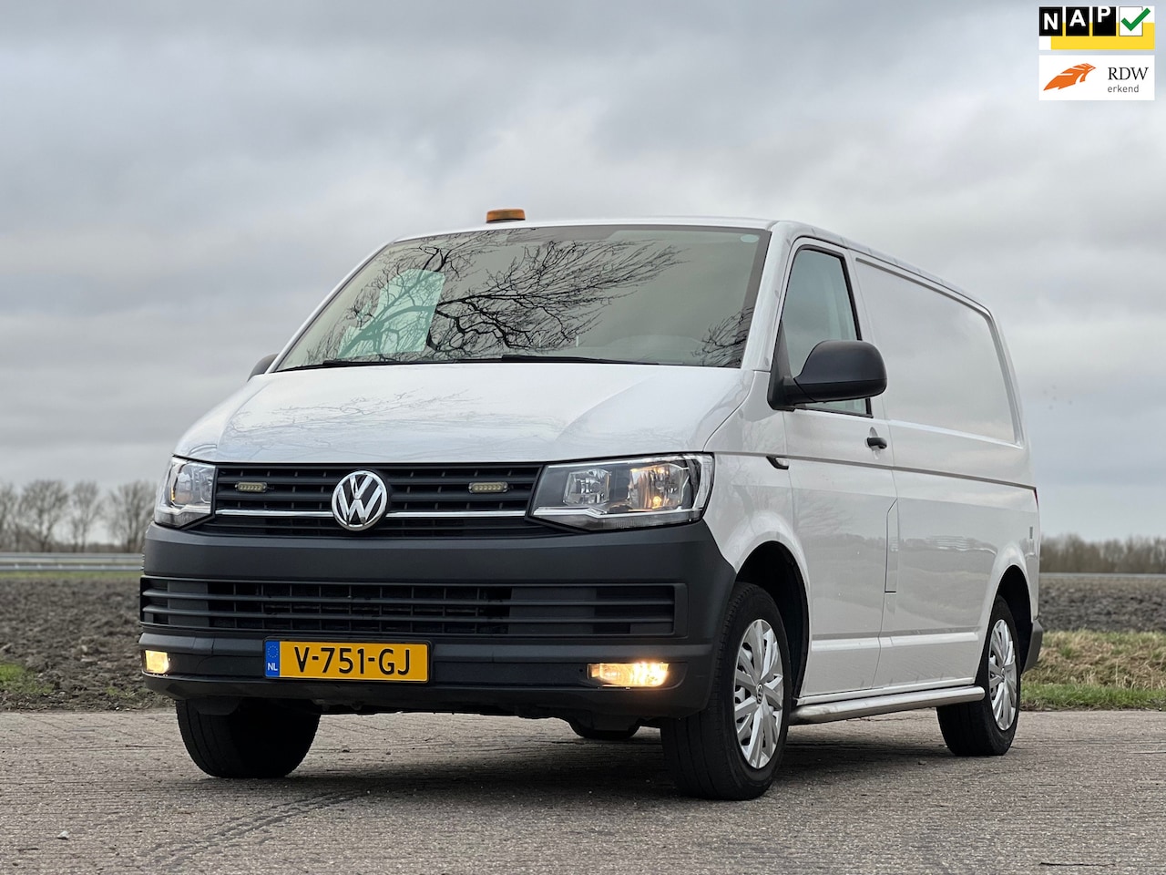 Volkswagen Transporter - 2.0 TDI L2H1 // kastinrichting // NAP - AutoWereld.nl