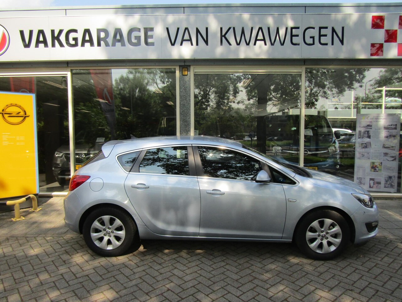 Opel Astra - 1.4 NAVIGATIE / BLUETOOTH / PARKEERSENS. - AutoWereld.nl