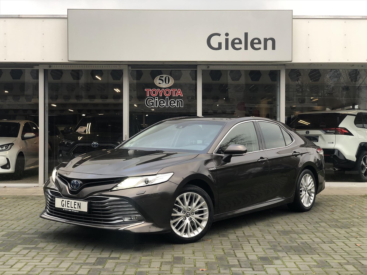 Toyota Camry - 2.5 Hybrid 218pk Premium | Head up display, Dodehoekherkenning, JBL, Leer, Stoelverwarming - AutoWereld.nl