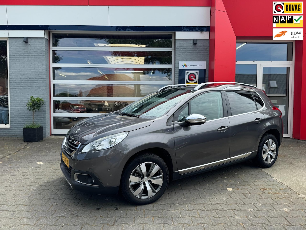 Peugeot 2008 - 1.2 PureTech Allure Automaat - AutoWereld.nl