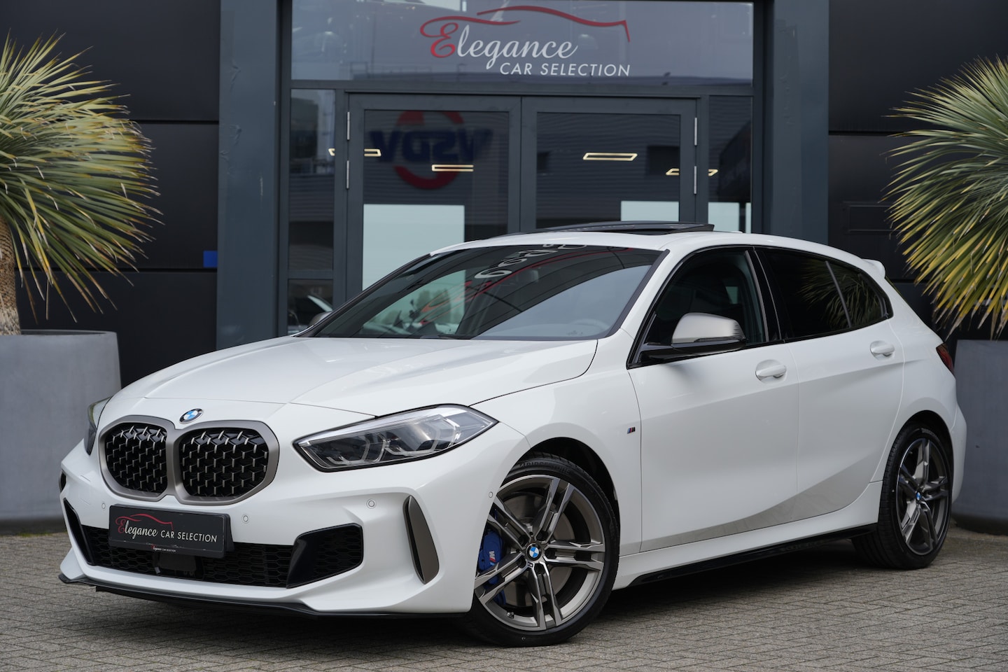 BMW 1-serie - M135i xDrive High Executive 306pk Panoramadak/Stoelverwarming/Camera - AutoWereld.nl