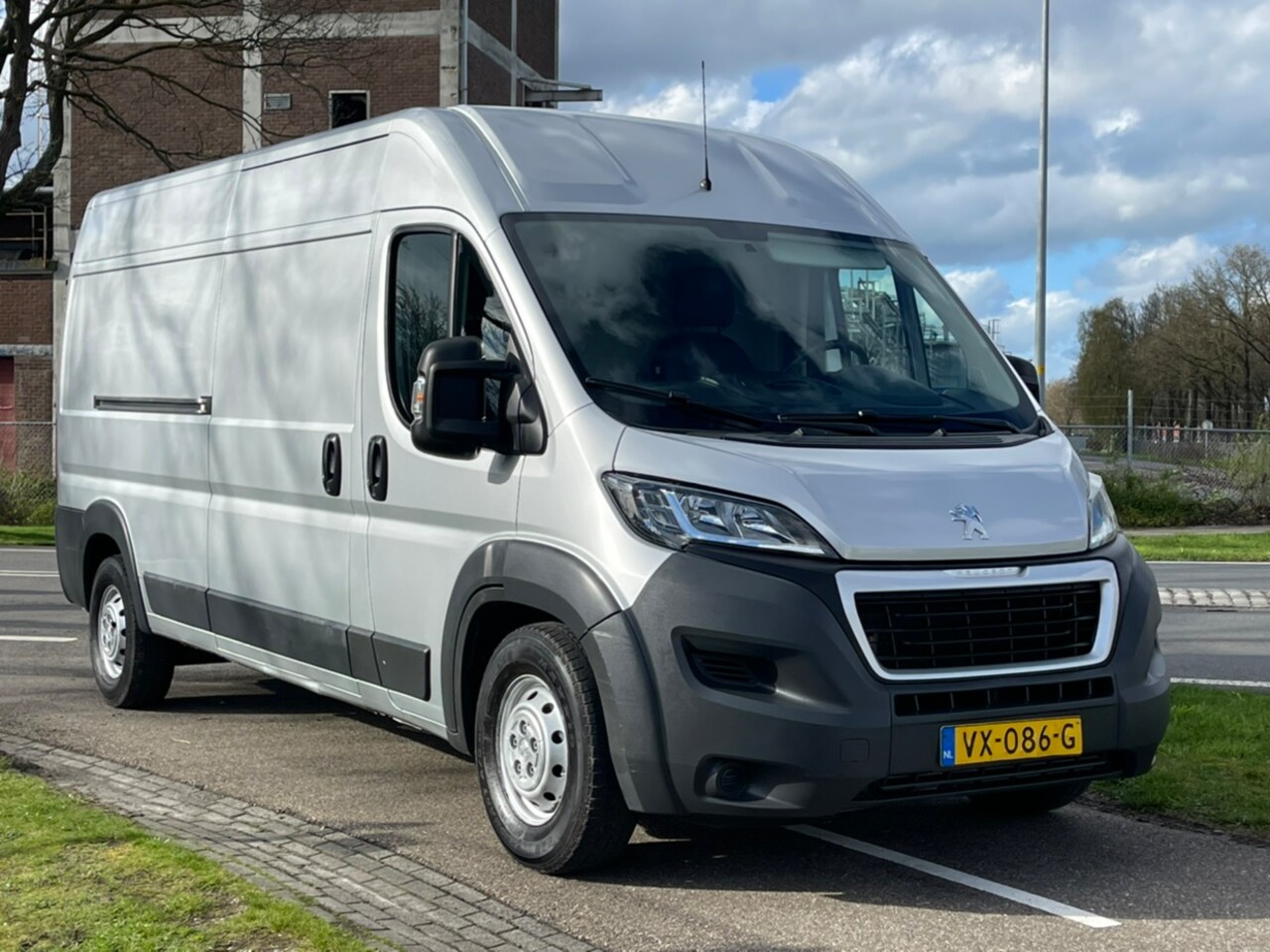 Peugeot Boxer - 435 2.2 HDI L3H2 XR | 150 PK | Navigatie | Airco | Camera | 3000 kg trekgew. | Inrichting - AutoWereld.nl