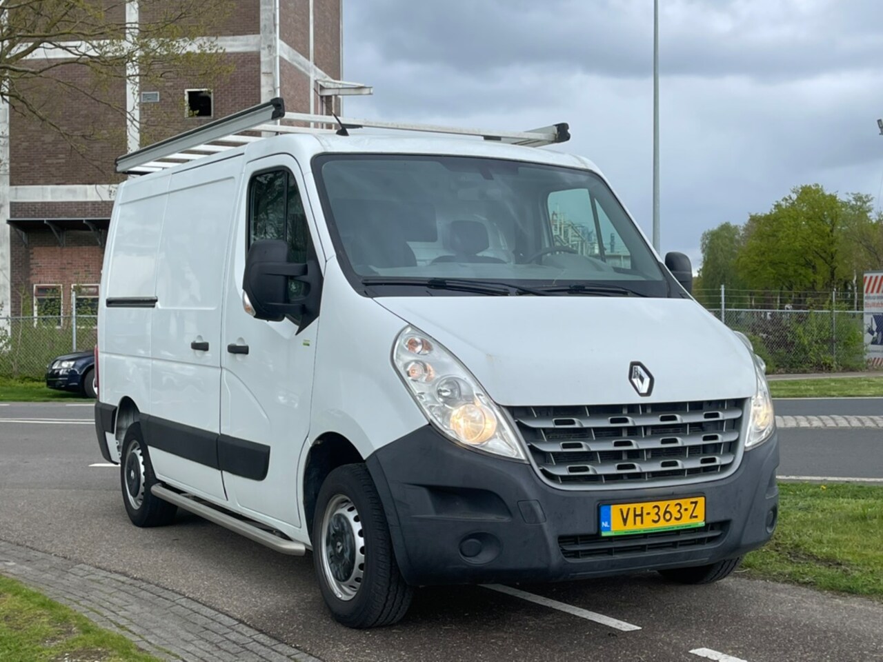 Renault Master - T28 2.3 dCi L1H1Eco | Airco | Navigatie | Trekhaak | Sidebars & Imperiaal - AutoWereld.nl