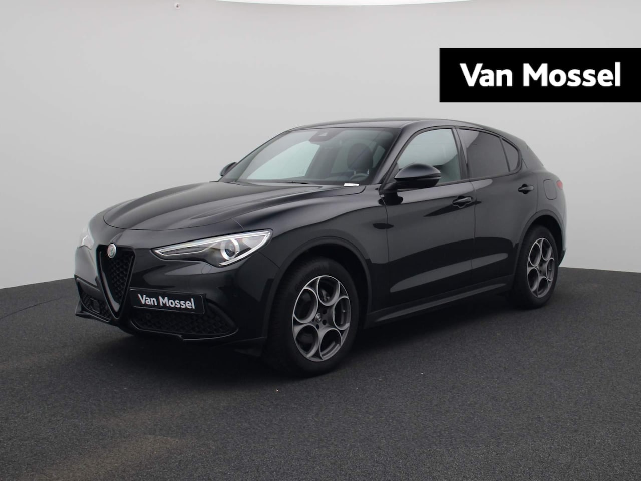 Alfa Romeo Stelvio - 2.0 T AWD Sprint | Automaat | Half-Leder | Navigatie | Climate control | Parkeer sensoren - AutoWereld.nl