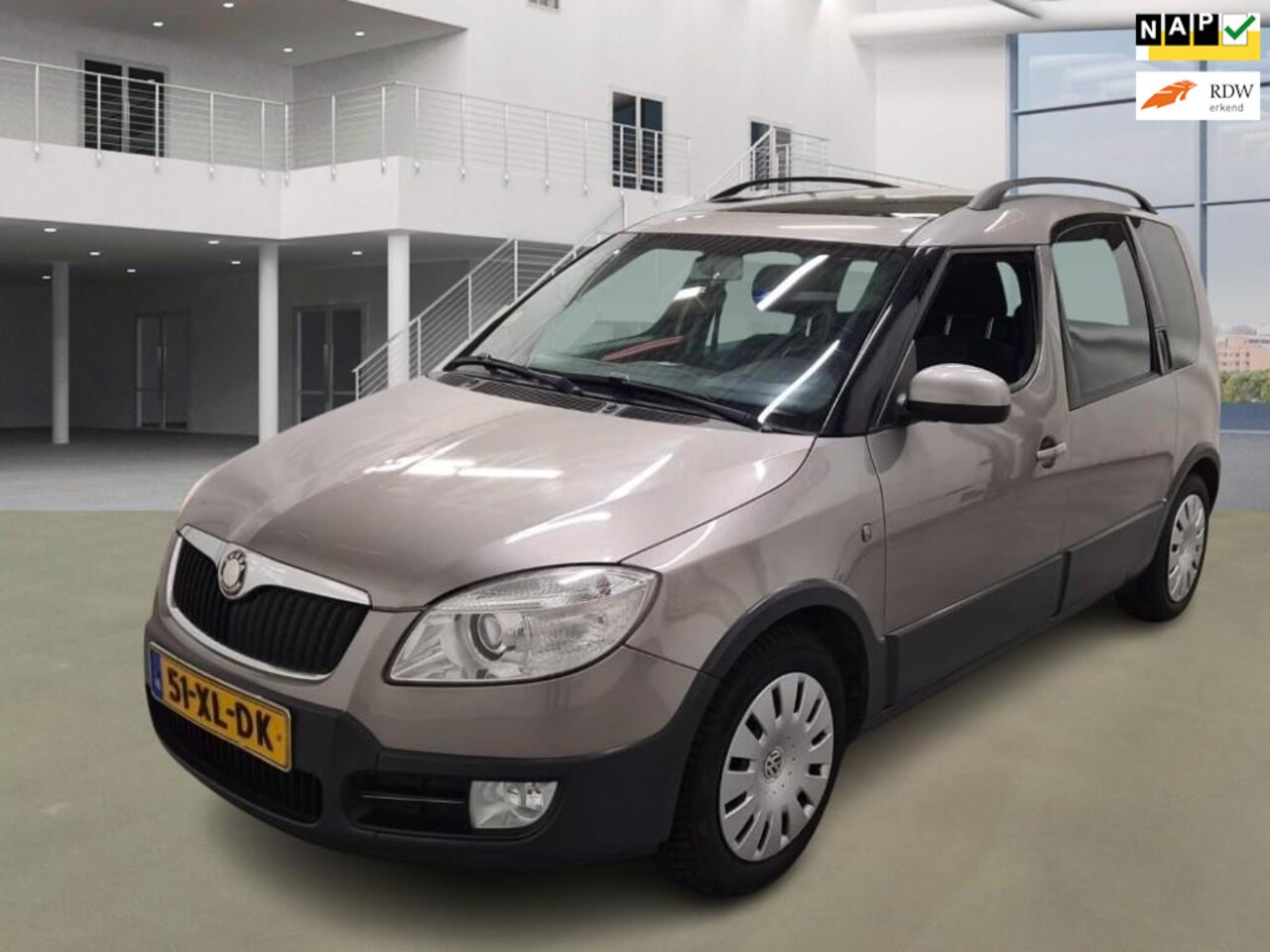 Skoda Roomster - 1.6-16V Scout/AUT/PANO/PDC/NAVI - AutoWereld.nl