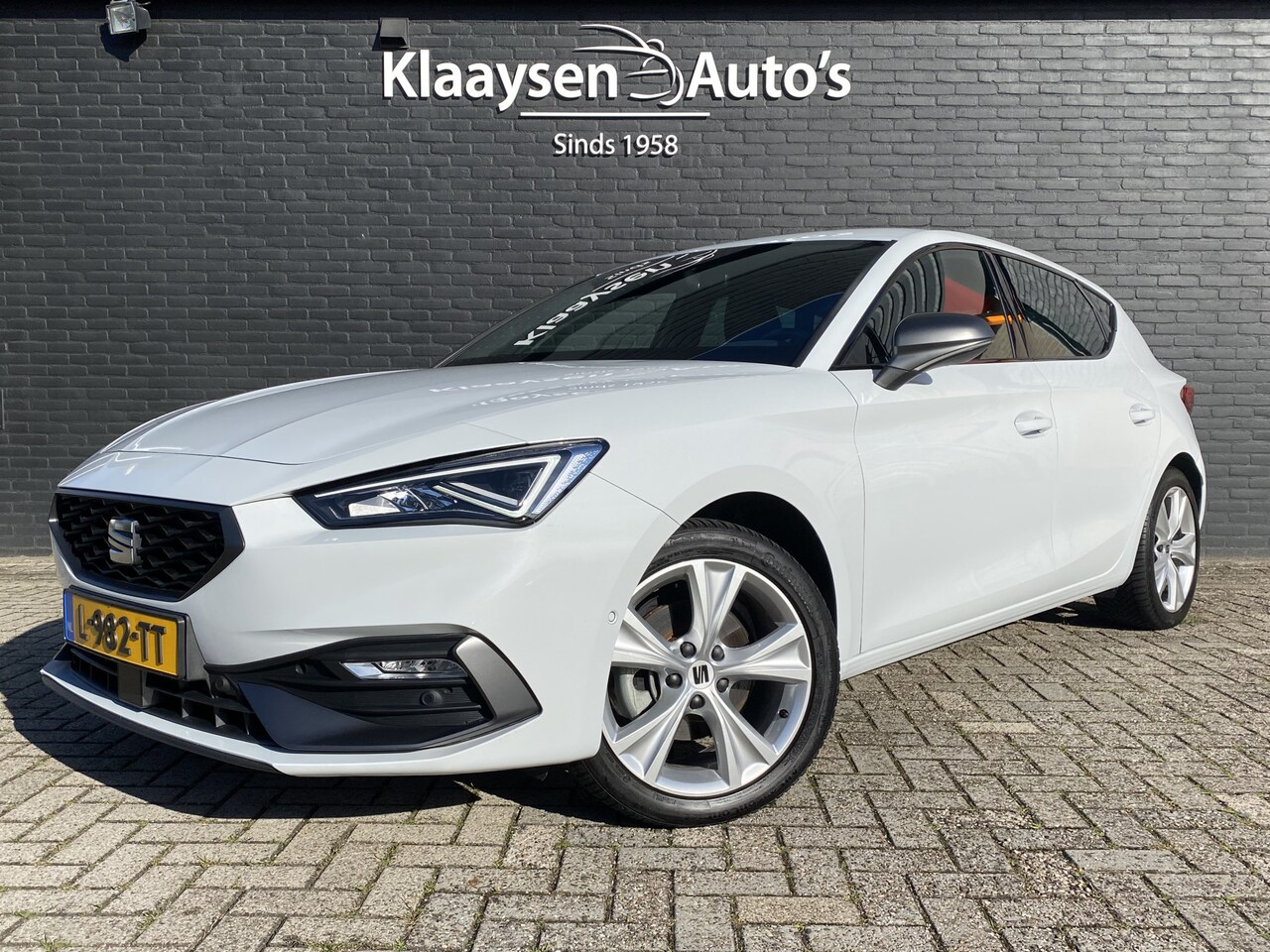 Seat Leon - 1.0 TSI FR Business Intense | dealer onderhouden | navigatie | virtual cockpit | apple car - AutoWereld.nl