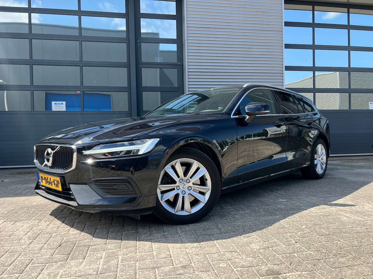 Volvo V60 - 2.0 B4 Momentum Business Garantie Trekhaak - AutoWereld.nl