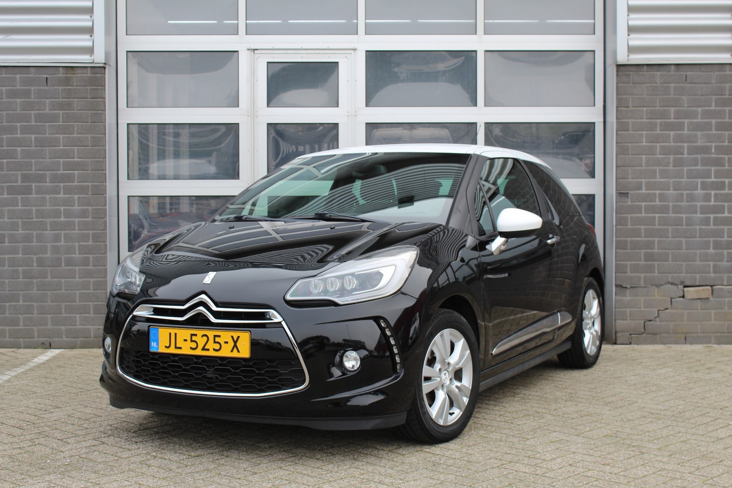 DS 3 - 1.2 PureTech So Chic / Navigatie / PDC / N.A.P. - AutoWereld.nl