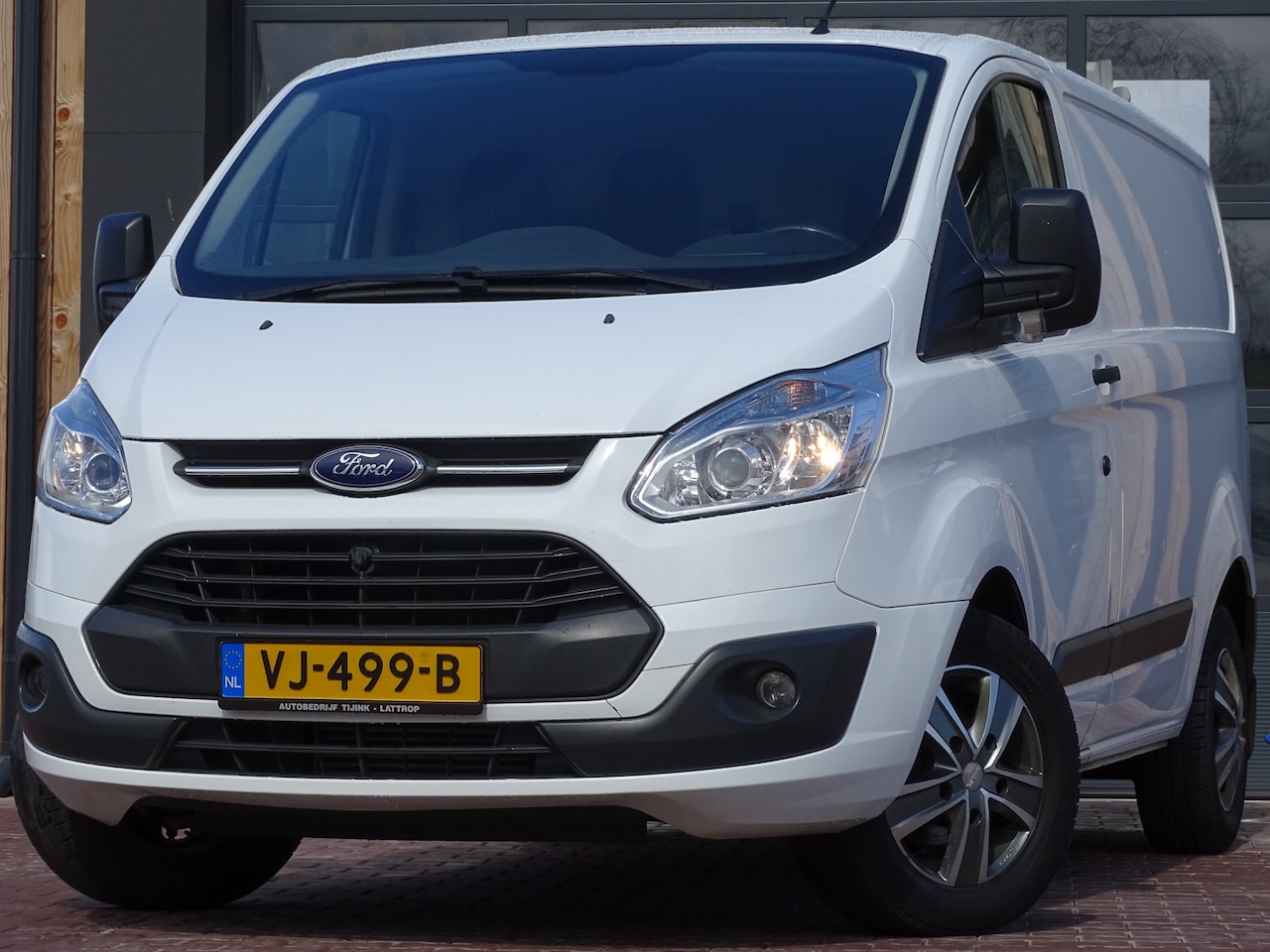 Ford Transit Custom - 270 2.2 TDCI 126PK L1H1 Trend | Airco | Navigatie | Trekhaak | - AutoWereld.nl