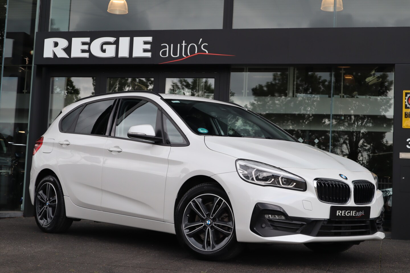 BMW 2-serie Active Tourer - 220i Automaat Sport-line Navi Led Leer - AutoWereld.nl