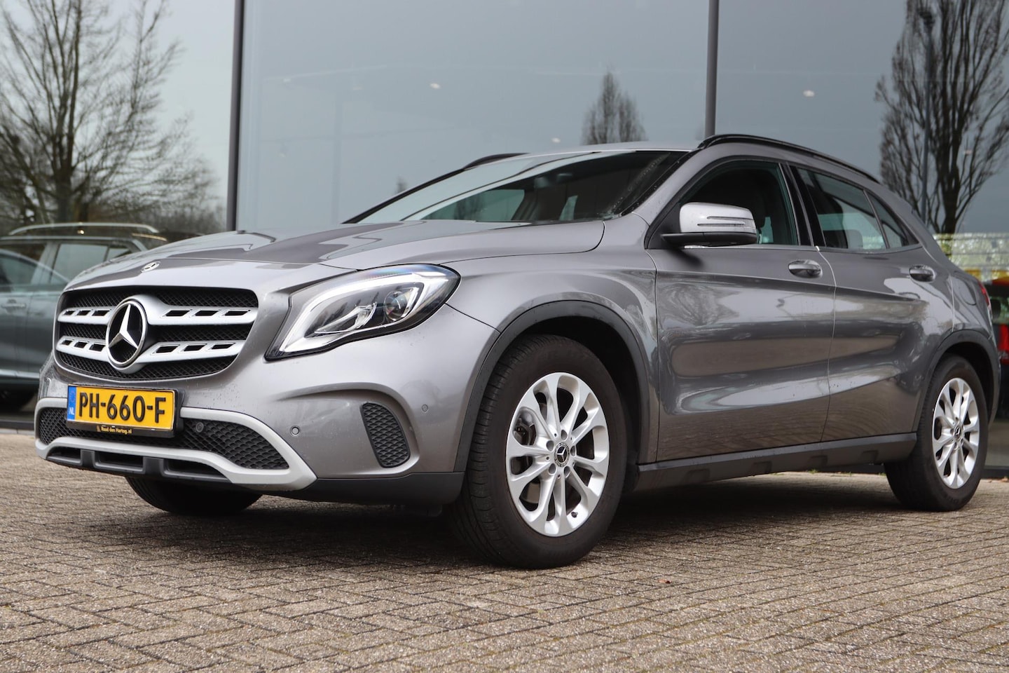 Mercedes-Benz GLA-Klasse - 180 BUSINESS SOLUTION | FULL LED | CAMERA | NAVI | ELEKTR. ACHTERKLEP - AutoWereld.nl