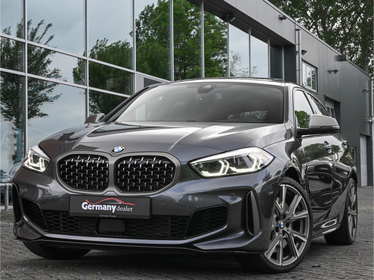 BMW 1-serie - M135i xDrive 306pk Schaalzetels Pano HUD 19-Inch ACC Cockpit-Pro M-Remmen - AutoWereld.nl