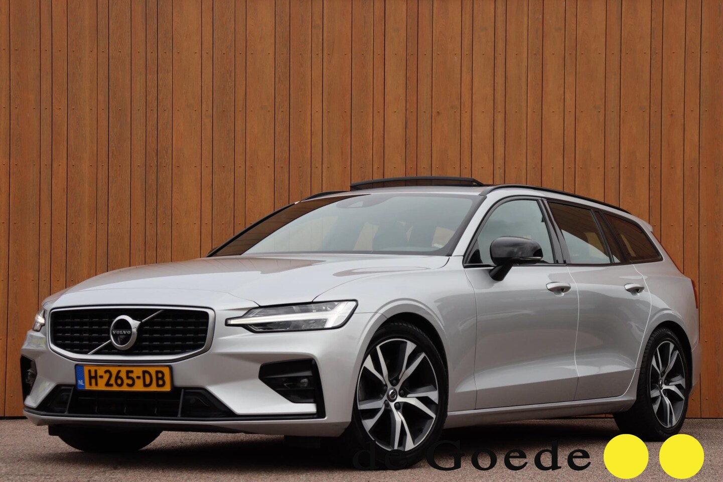 Volvo V60 - 2.0 T4 R-Design 1ste eigenaar org. NL-auto - AutoWereld.nl