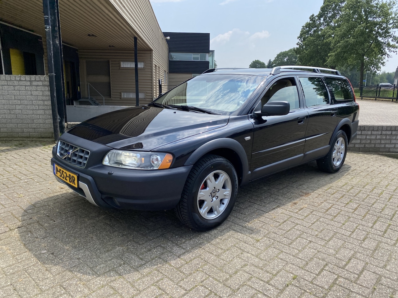 Volvo XC70 - 2.5 T Summum Automaat AWD [ schuifdak,fm navi,ecc,leer,lmv,trekhaak ] incl btw - AutoWereld.nl