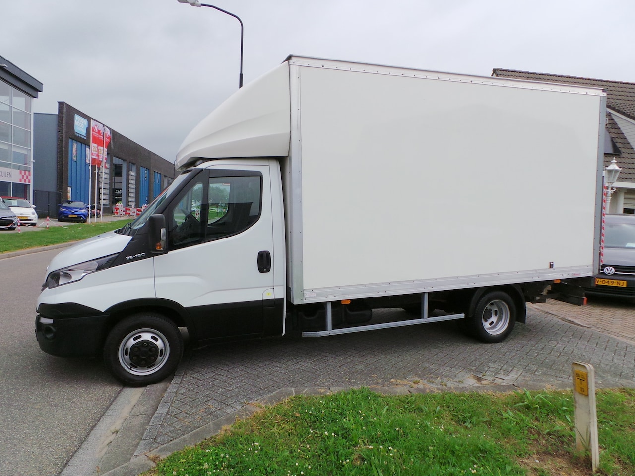 Iveco Daily - 35C16 2.3 155pk Bakwagen+Laadklep Airco,Cruise,3pers,Enz - AutoWereld.nl