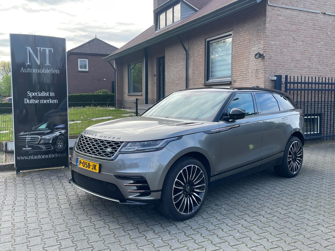 Land Rover Range Rover Velar - 2.0 I4 Turbo AWD R-Dynamic Camera|Leder|Pano| - AutoWereld.nl