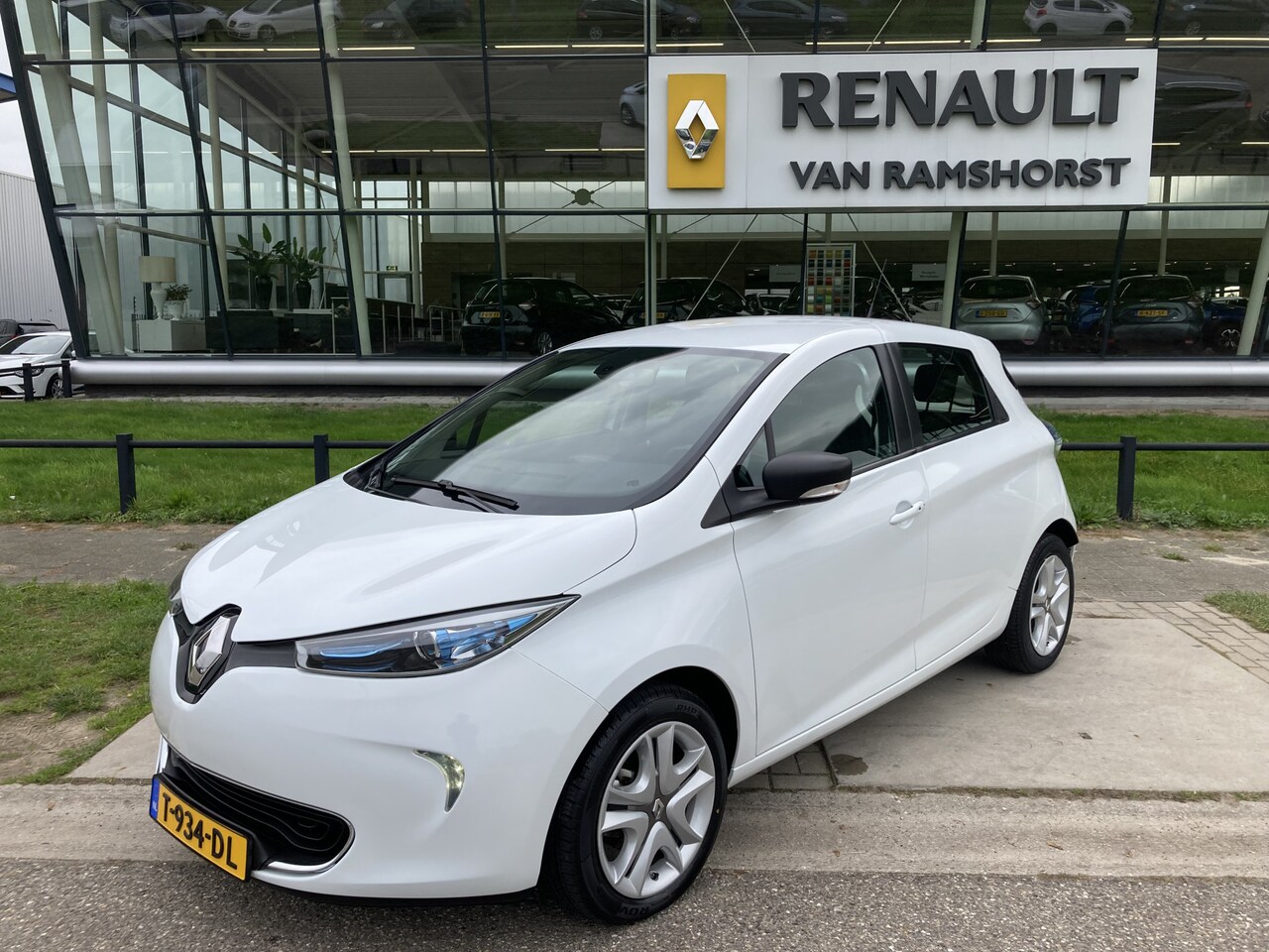 Renault Zoe - E-Tech Electric R90 Life 41 kWh / (AccuHuur) / Keyless / Climate / PDC A / Navi / Bluetoot - AutoWereld.nl