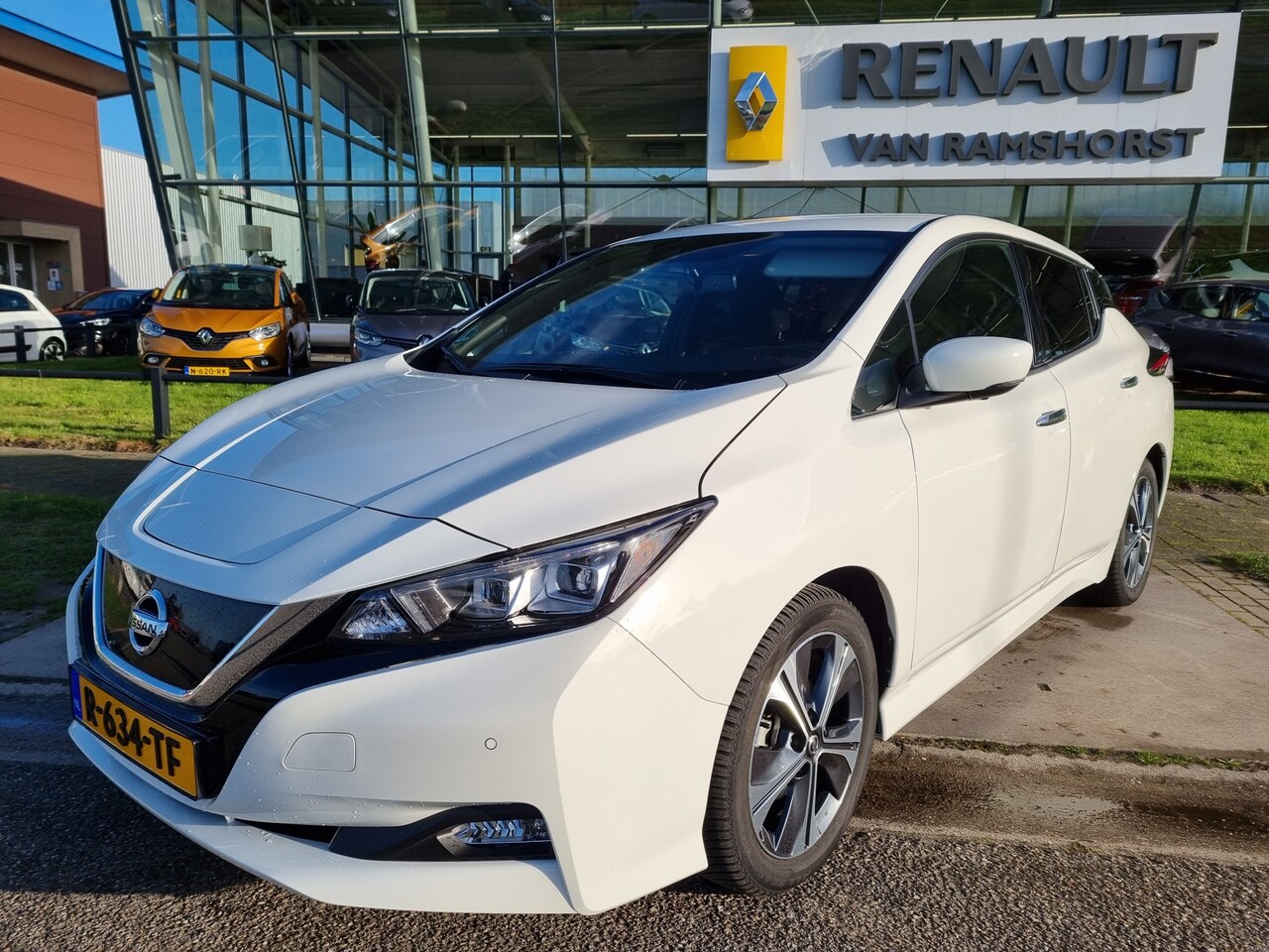 Nissan LEAF - N-Connecta 40 kWh / Navi / Climate / Camera / Parkeersensoren V A / Bluetooth / Lane assis - AutoWereld.nl