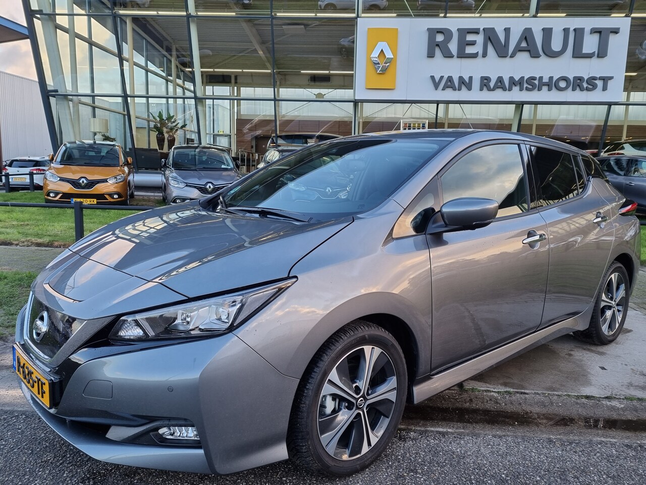 Nissan LEAF - N-Connecta 40 kWh / Navi / Climate / Camera / Parkeersensoren V A / Bluetooth / Lane assis - AutoWereld.nl