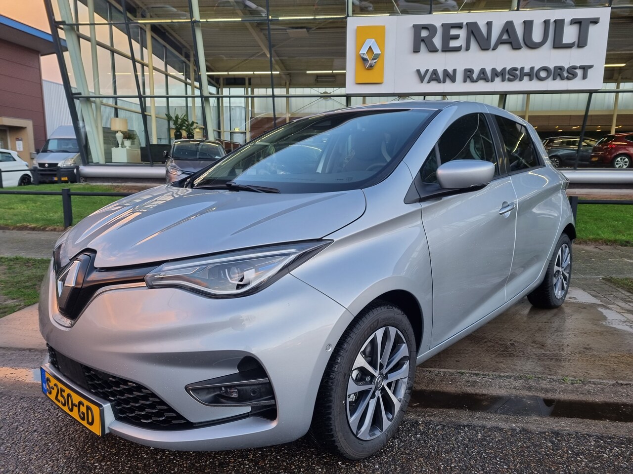 Renault Zoe - E-TECH ELECTRIC R135 Intens 50 kWh (Koopbatterij) CCS-SNELLADER! / incl. BTW excl. Overhei - AutoWereld.nl