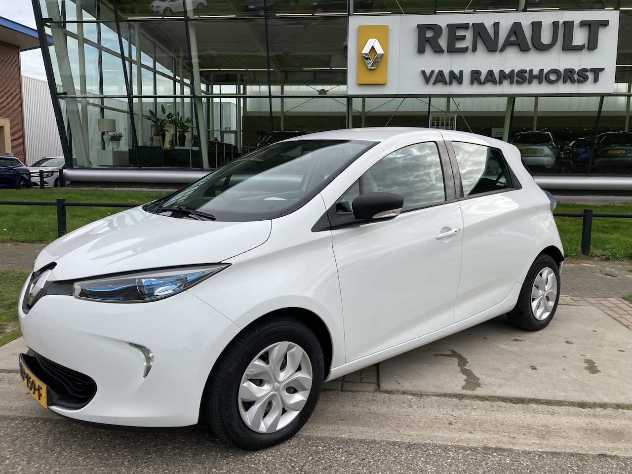 Renault Zoe - E-Tech Electric R90 Life 41 kWh (KoopBatterij) / incl. BTW excl. Overheidssubsidie / Navi - AutoWereld.nl