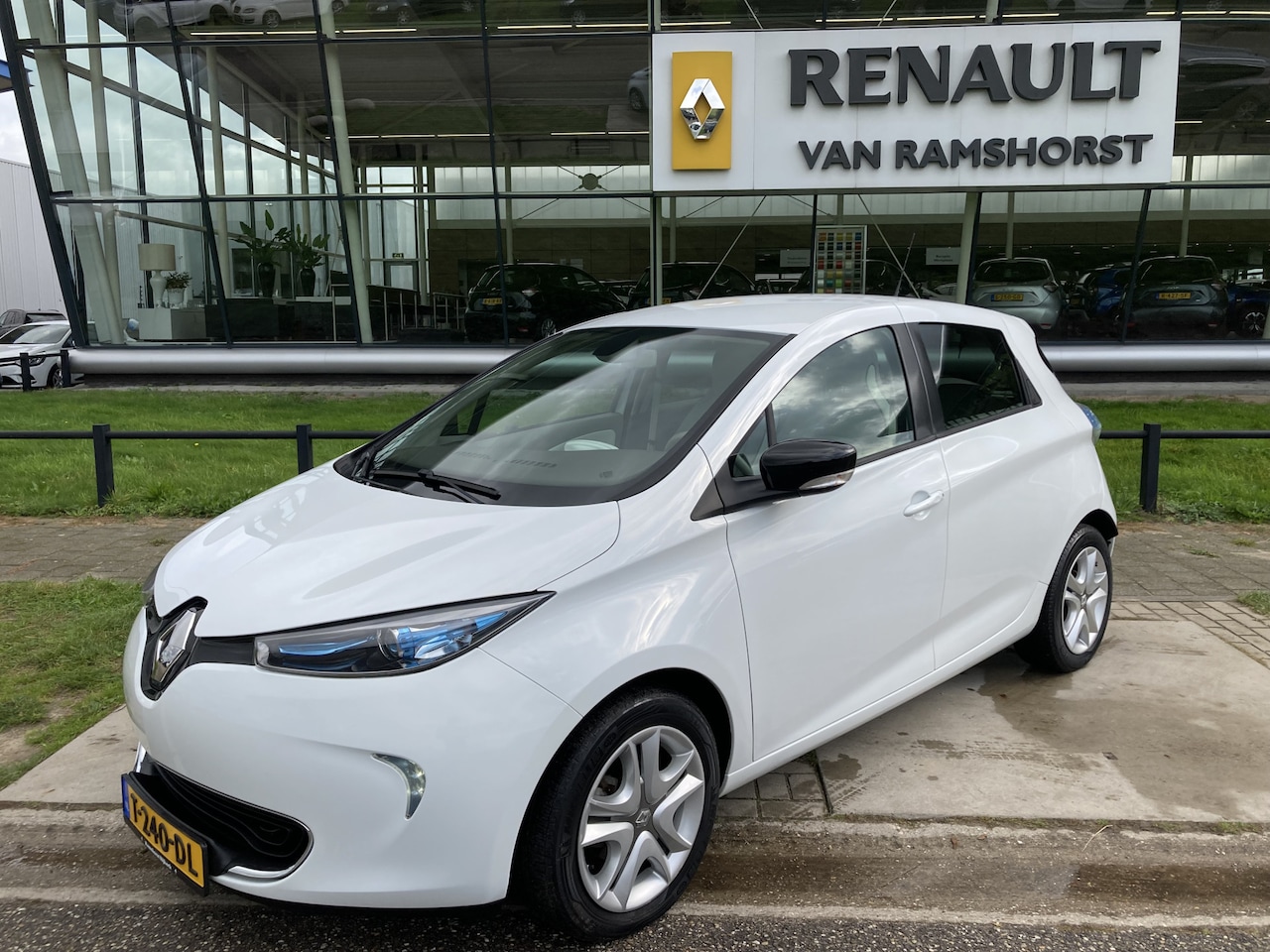 Renault Zoe - E-Tech Electric R90 Life 41 kWh (AccuHuur) / R-Link / Bluetooth / Cruise / Elektrische Ram - AutoWereld.nl