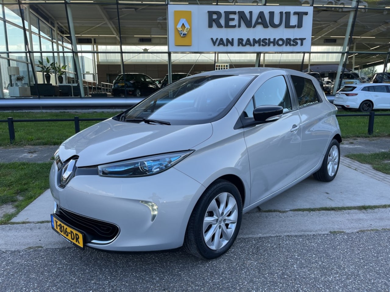 Renault Zoe - E-Tech Electric Q210 Zen Quickcharge 22 kWh (AccuHuur) / Camera / Climate / PDC A / Cruise - AutoWereld.nl