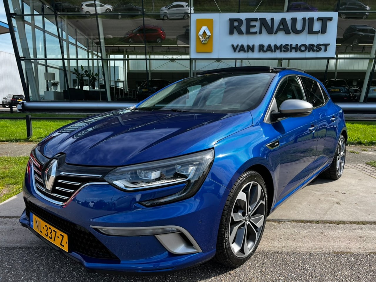 Renault Mégane - 1.2 TCe GT-Line / Bose / Keyless / R-Link 2 / Groot Scherm / LED / Climate / PDC 360 / DAB - AutoWereld.nl