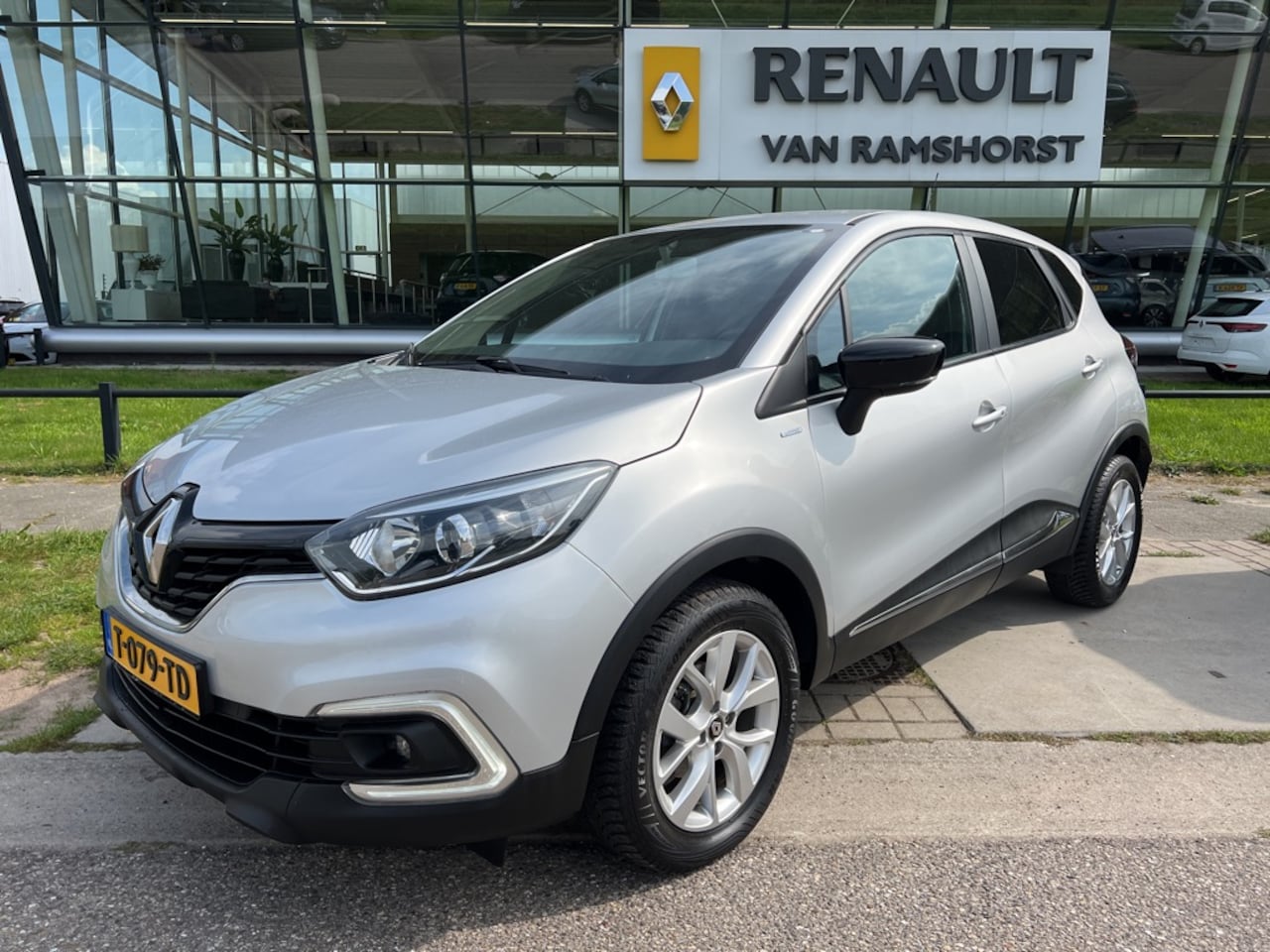 Renault Captur - 0.9 TCe Limited / Airco / Cruise / MediaNav / Navigatie / PDC A / Mistlampen / Keyless / " - AutoWereld.nl