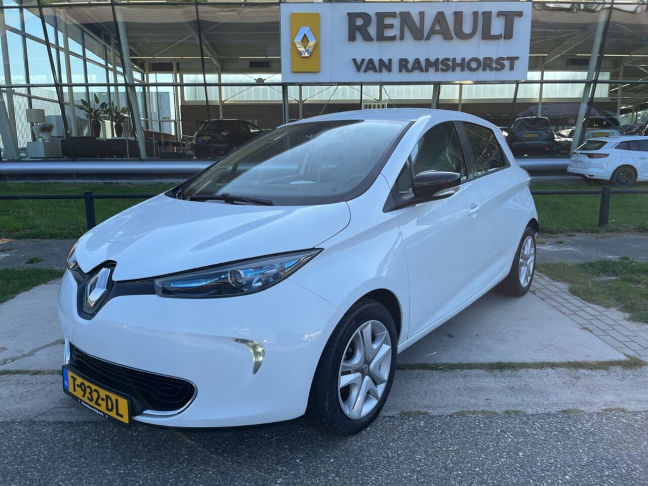 Renault Zoe - E-Tech Electric R90 Life 41 kWh (AccuHuur) / Navi / Bluetooth / Elek Ramen V / Elek Spiege - AutoWereld.nl