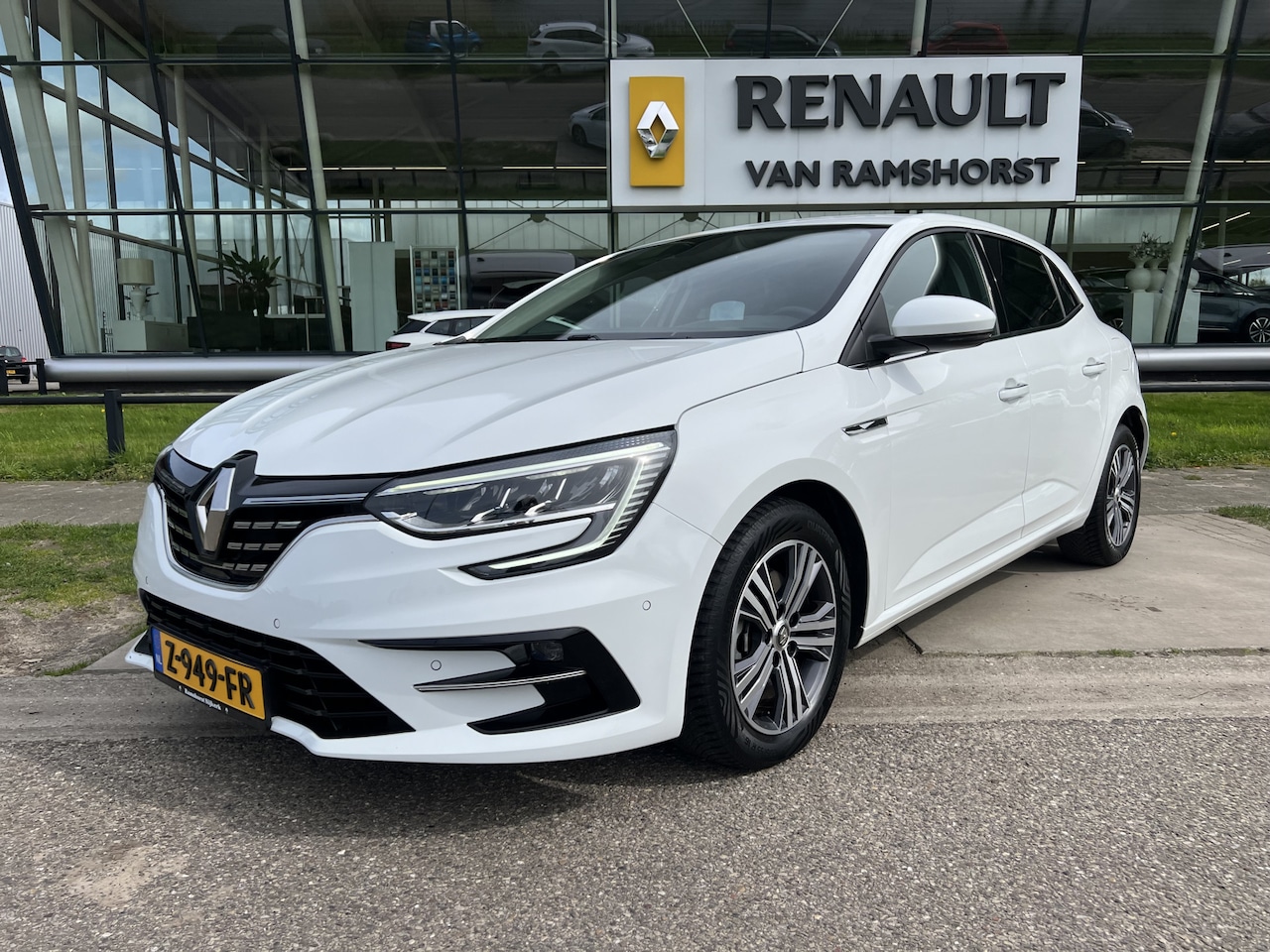 Renault Mégane E-Tech - 1.6 Plug in Hybrid / PHEV / Automaat / Keyless / PDC 360' / Cruise / Lane assist / Blind s - AutoWereld.nl