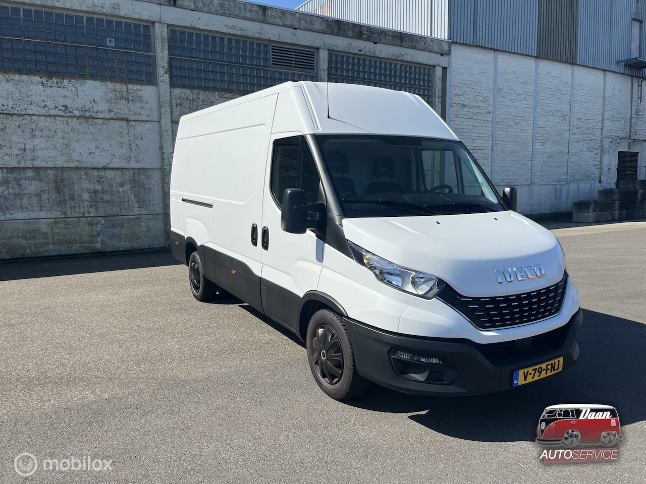 Iveco Daily - 35S14V 2.3 352 L2H2 Automaat Airco PDC Cruise - AutoWereld.nl