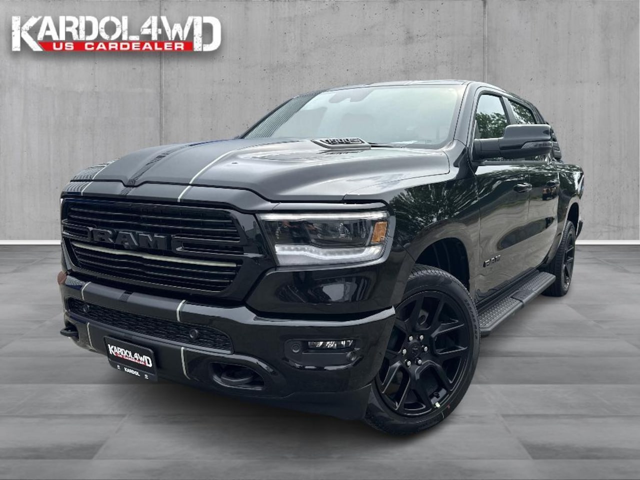 Dodge Ram 1500 - Laramie Night Edition Modeljaar "24 | BOMVOL!| Panoramadak elect. | Luchtvering | Virtual - AutoWereld.nl