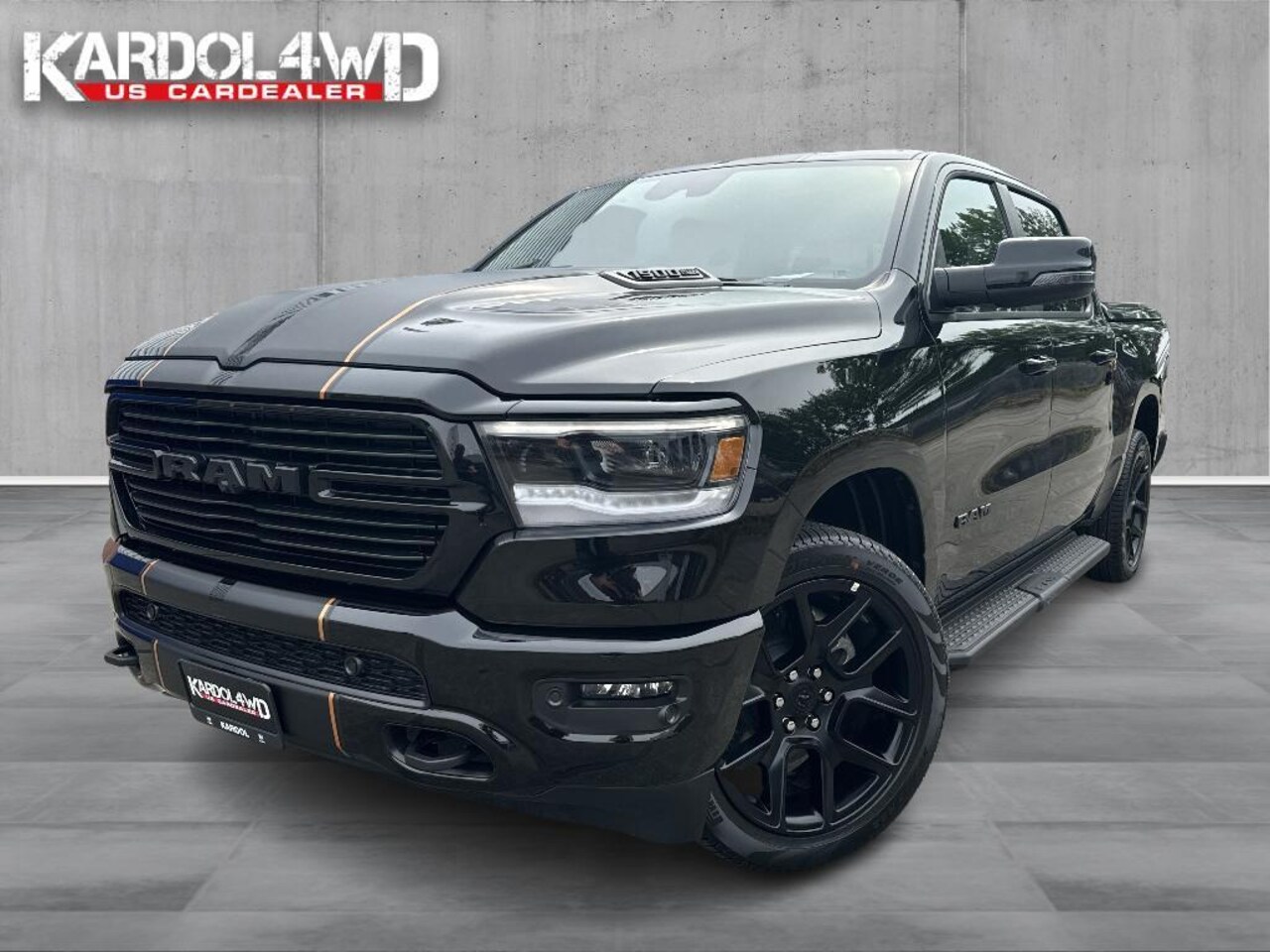 Dodge Ram 1500 - Laramie Night Edition Modeljaar "24 | BOMVOL!| Incl. SPECIAL STRIPINGPanoramadak elect. | - AutoWereld.nl