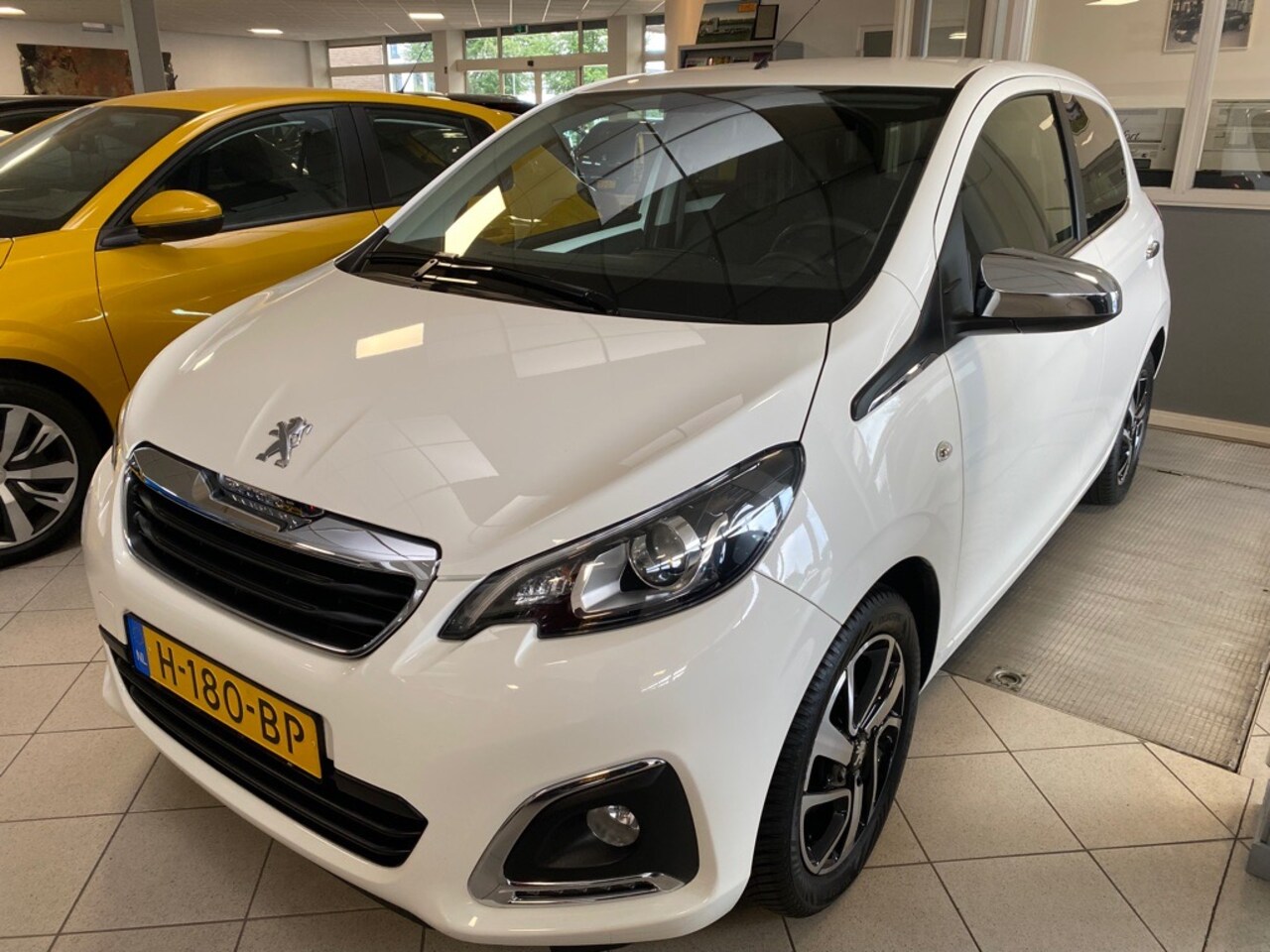 Peugeot 108 - 1.0 e-VTi 72pk 5D Allure - AutoWereld.nl