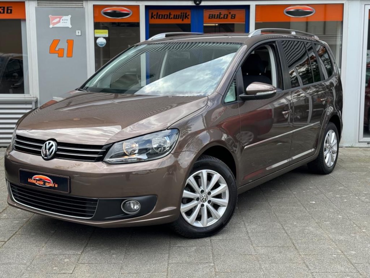 Volkswagen Touran - 1.2 TSI Highline 7-Persoons Navigatie Cruise LM Dealer Onderhouden - AutoWereld.nl