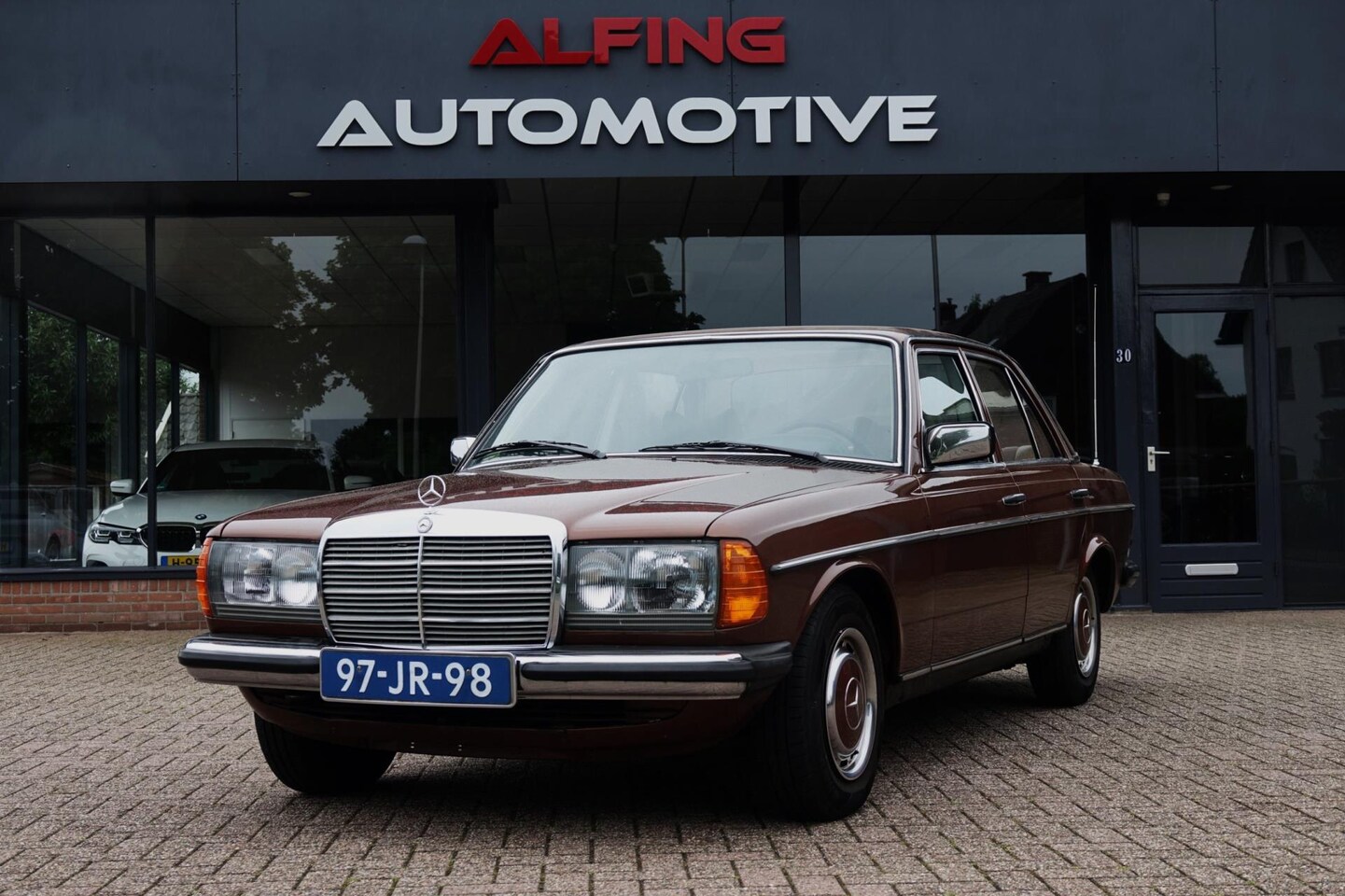 mercedes-benz-200-280-w123-230-leder-stof-origineel-nl.jpg