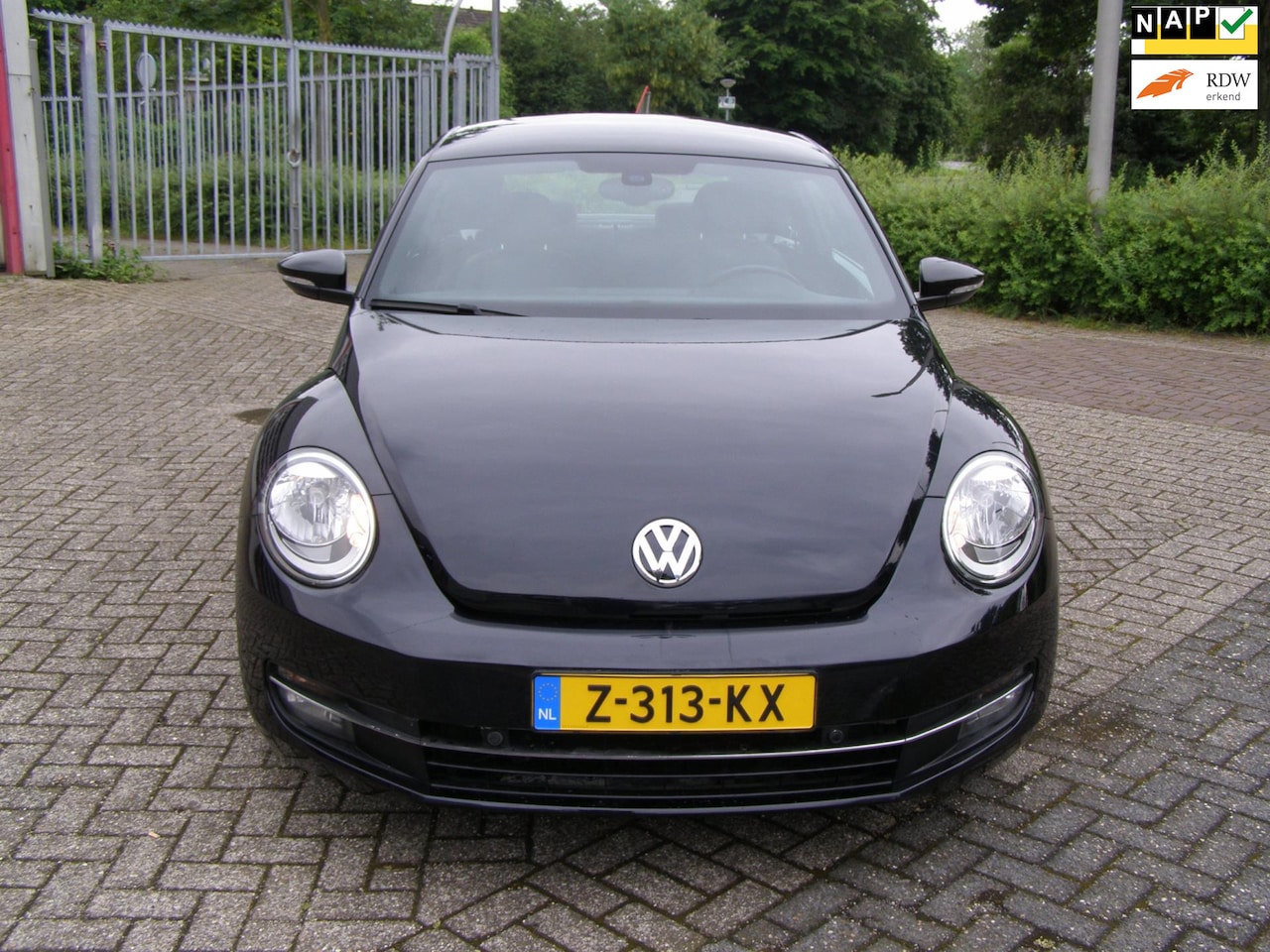 Volkswagen Beetle - 1.2 TSI Design BlueMotion met navigatie en cruise en dual climate climate control - AutoWereld.nl