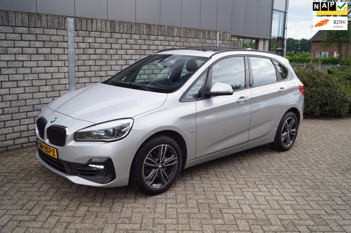 BMW 2-serie Active Tourer - 220i High Executive Launch Edition Sport Line Autom Panodak Leder Head-Up Navi Camera Clim - AutoWereld.nl