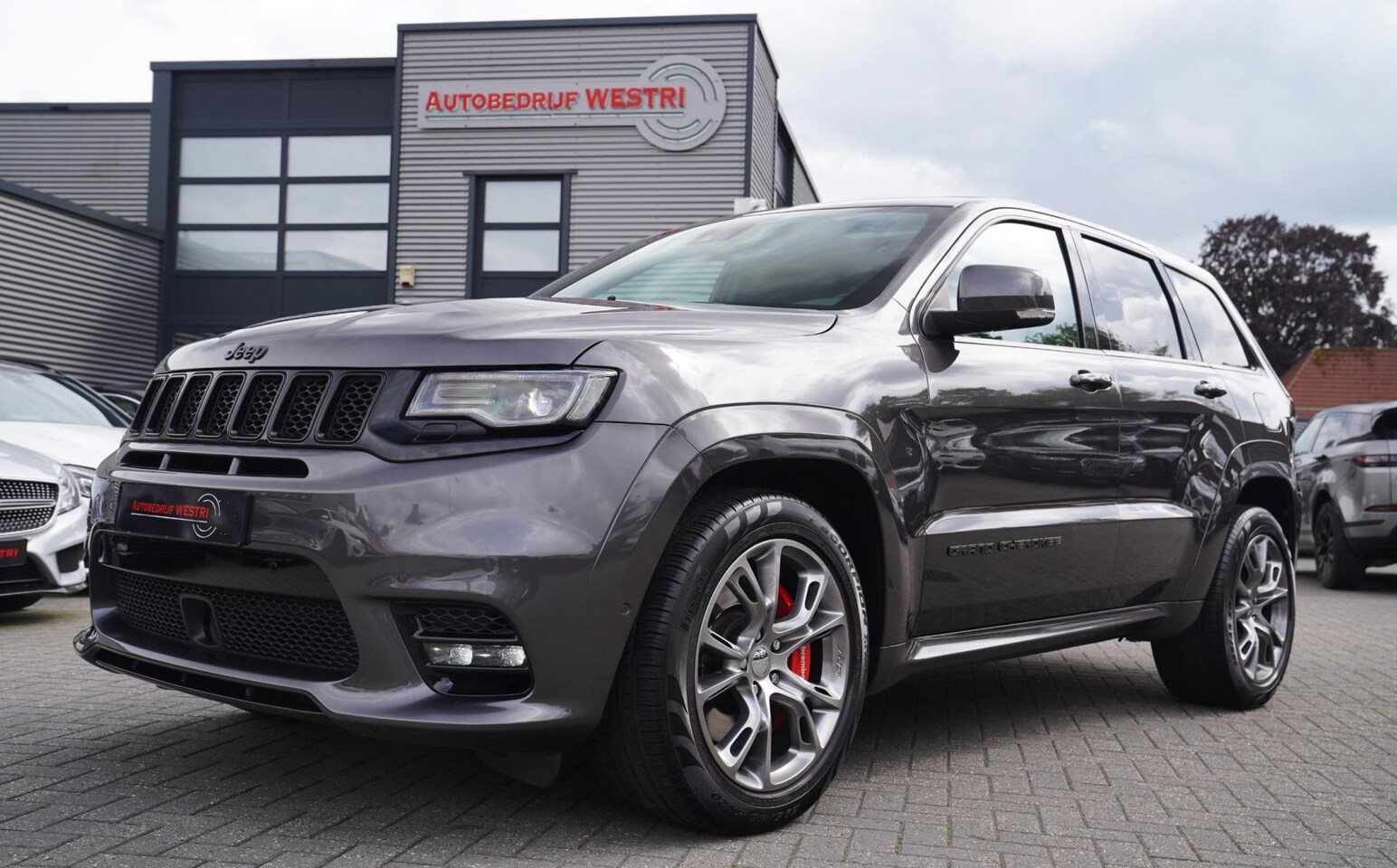 Jeep Grand Cherokee - 6.4 V8 SRT8 | Grijs Kenteken | Panorama | Harman/Kardon | Adaptieve Cruise | Lane Assist | - AutoWereld.nl