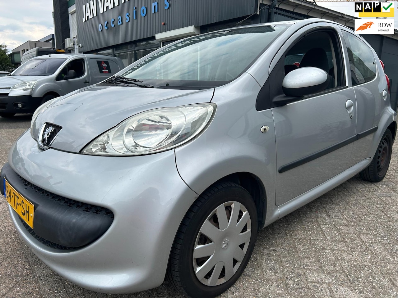 Peugeot 107 - 1.0-12V XS APK 25-5-2025 CD aux 5 deurs - AutoWereld.nl