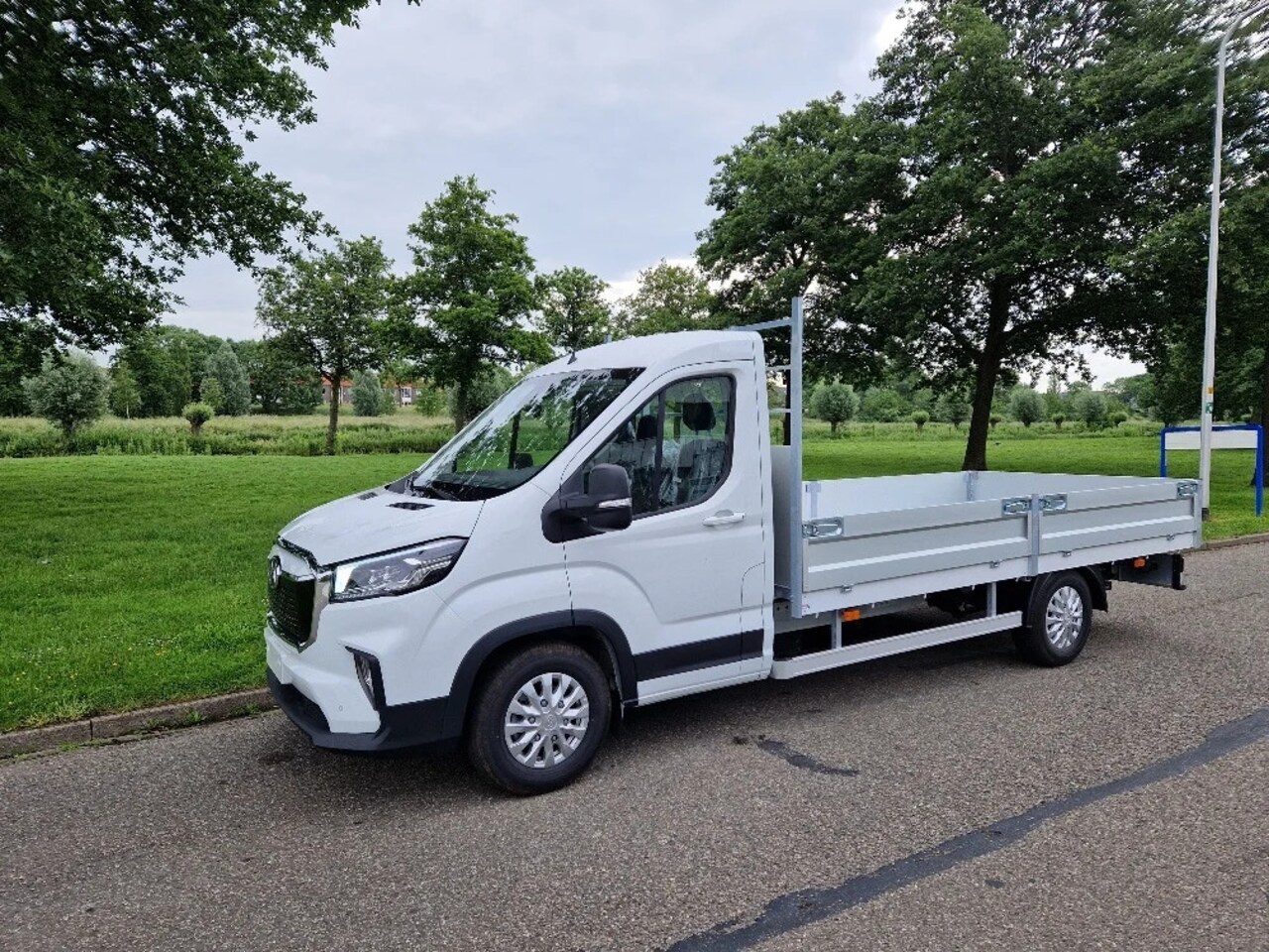 Maxus eDeliver 9 - CC met Open Laadbak L4 100% elektrisch L4 65 kWh N1 Direct uit voorraad - AutoWereld.nl