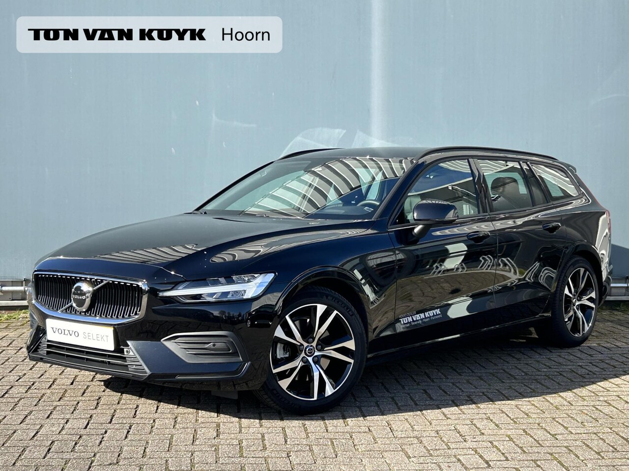 Volvo V60 - 2.0 B3 Essential automaat leder 18 inch climate line Driver assist - AutoWereld.nl