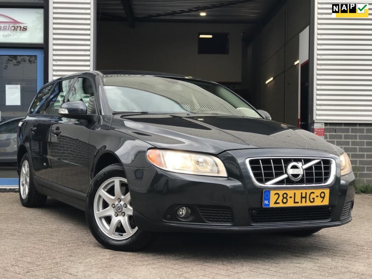 Volvo V70 - 2.5T Kinetic LEER|AUTOMAAT|NAVI PDC - AutoWereld.nl