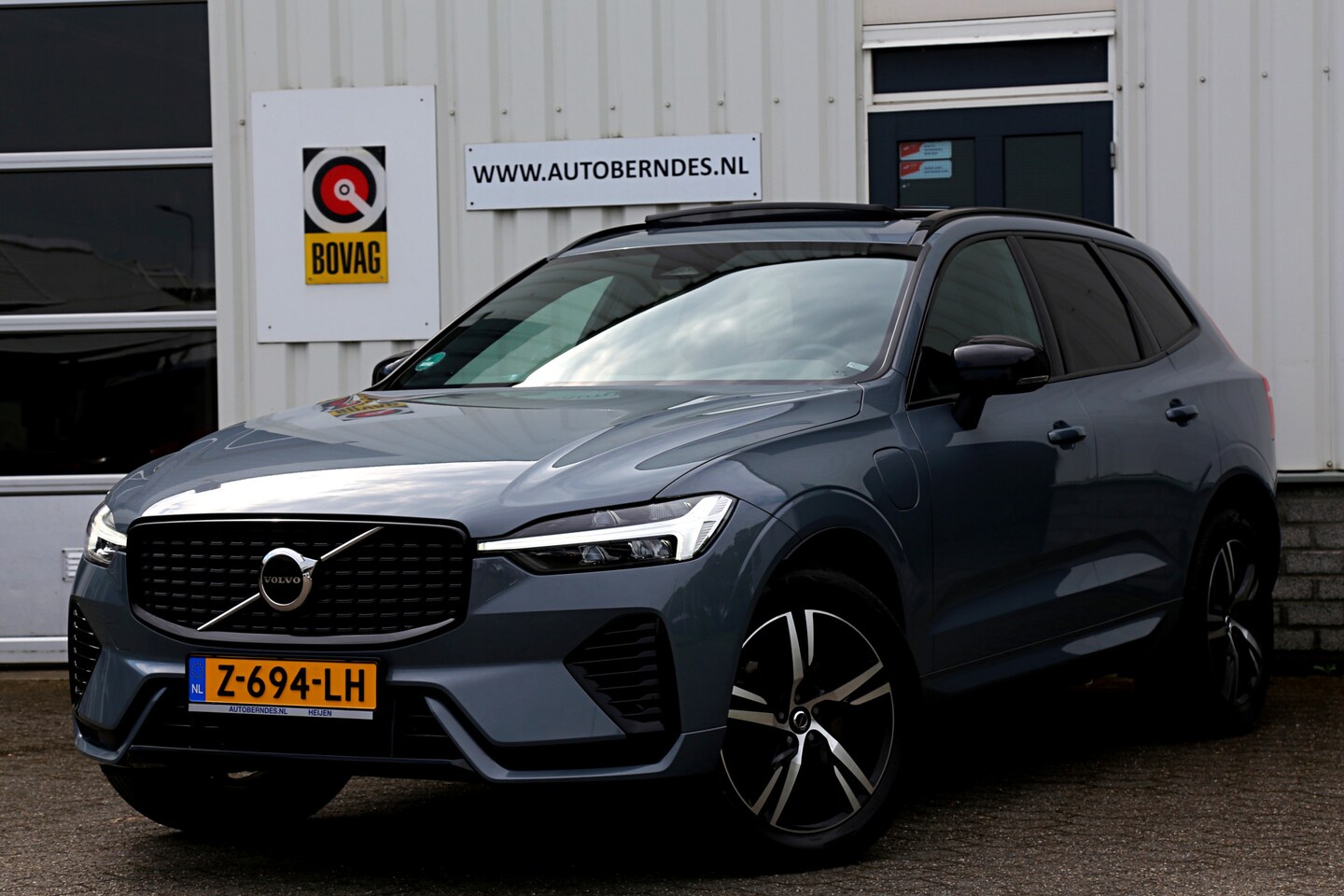 Volvo XC60 - 2.0 Recharge T8 390PK Plug in AWD R-Design PHEV*Facelift!*Perfect Volvo Onderh.*BTW*Black - AutoWereld.nl