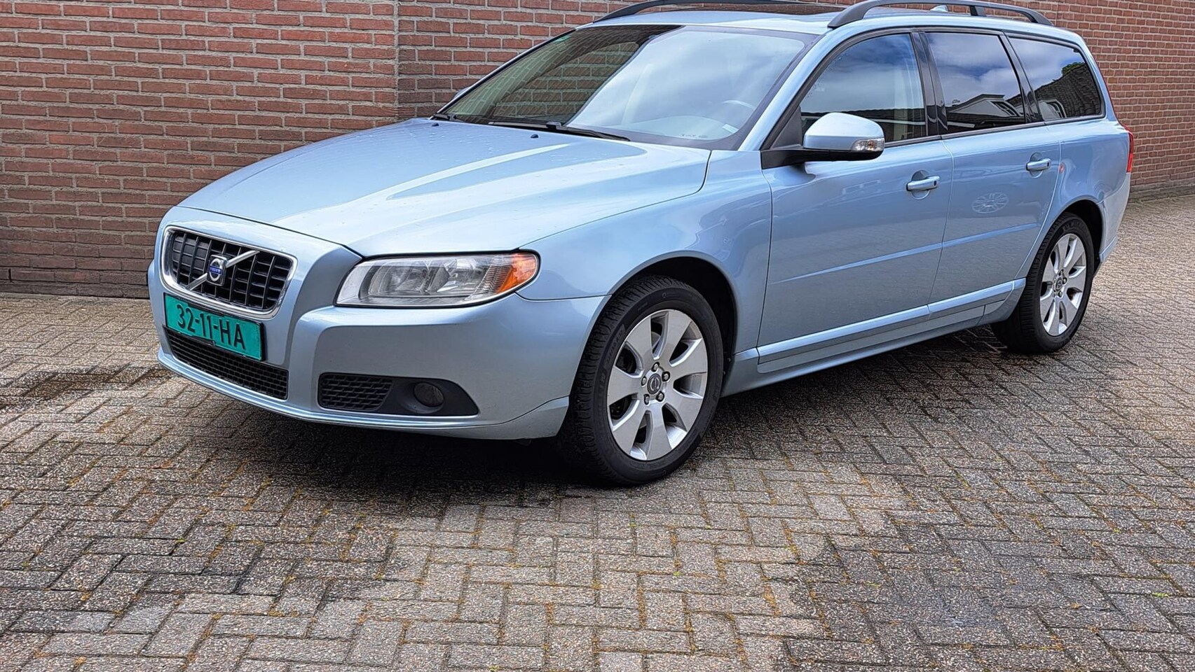 Volvo V70 - 2.4 D5 Momentum 2.4 D5 Momentum - AutoWereld.nl