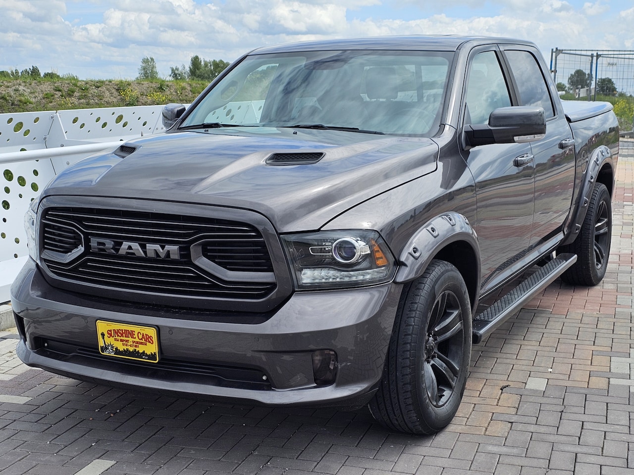 Dodge Ram 1500 - 1500 SPORT 4X4 CREW CAB. 5,7LTR V8 AUT. BLACK EDITION NIEUWE MOTOR! - AutoWereld.nl